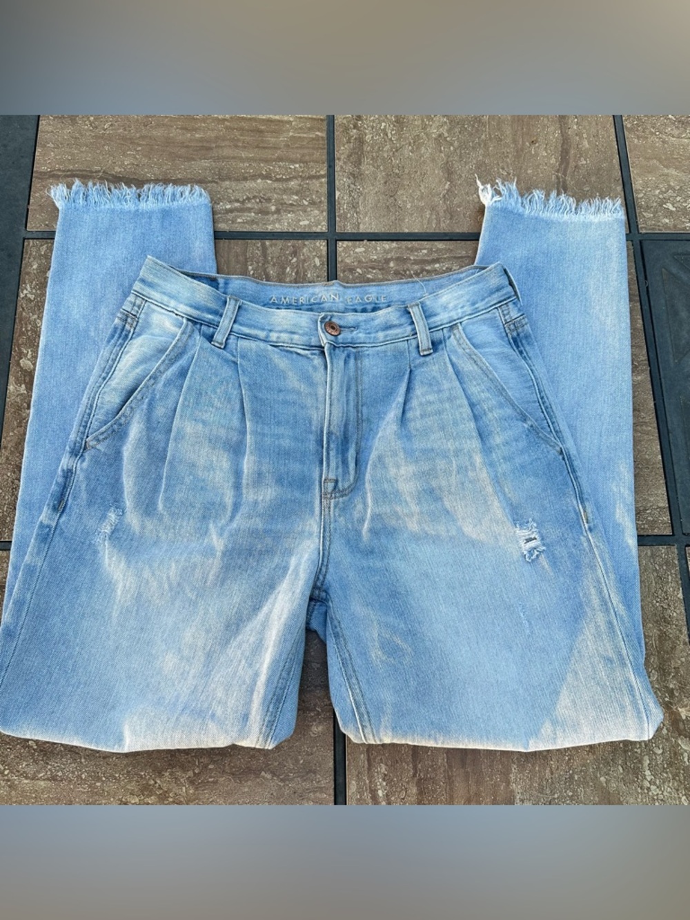 American Eagle Light Wash Pleated Mom Jeans size 4